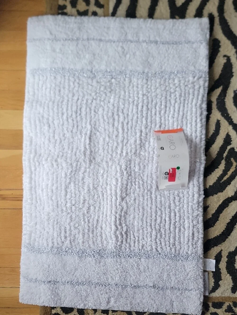 Plush White Bath Mat with Silver Accent - Unbranded
